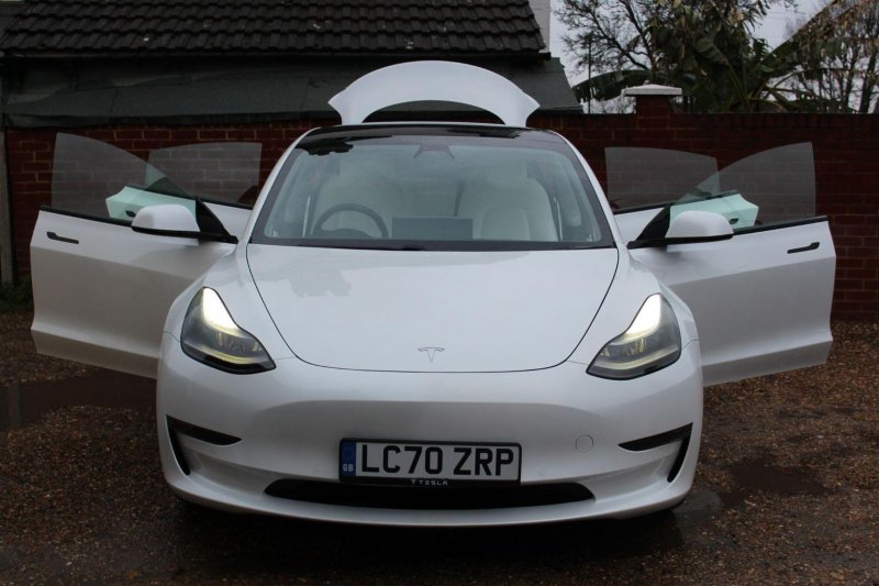 TESLA MODEL 3