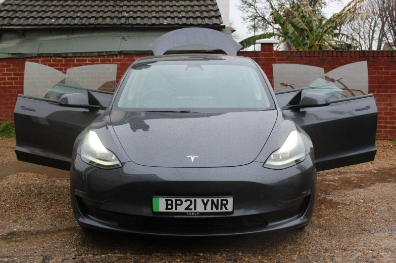 TESLA MODEL 3