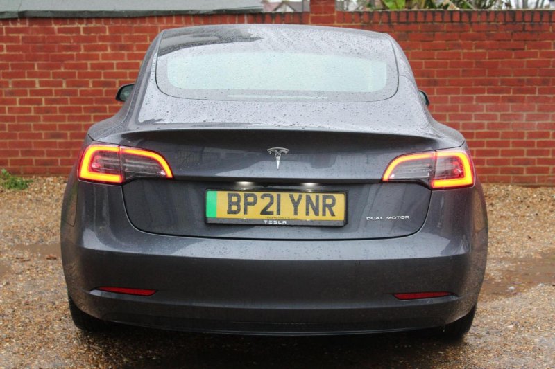 TESLA MODEL 3